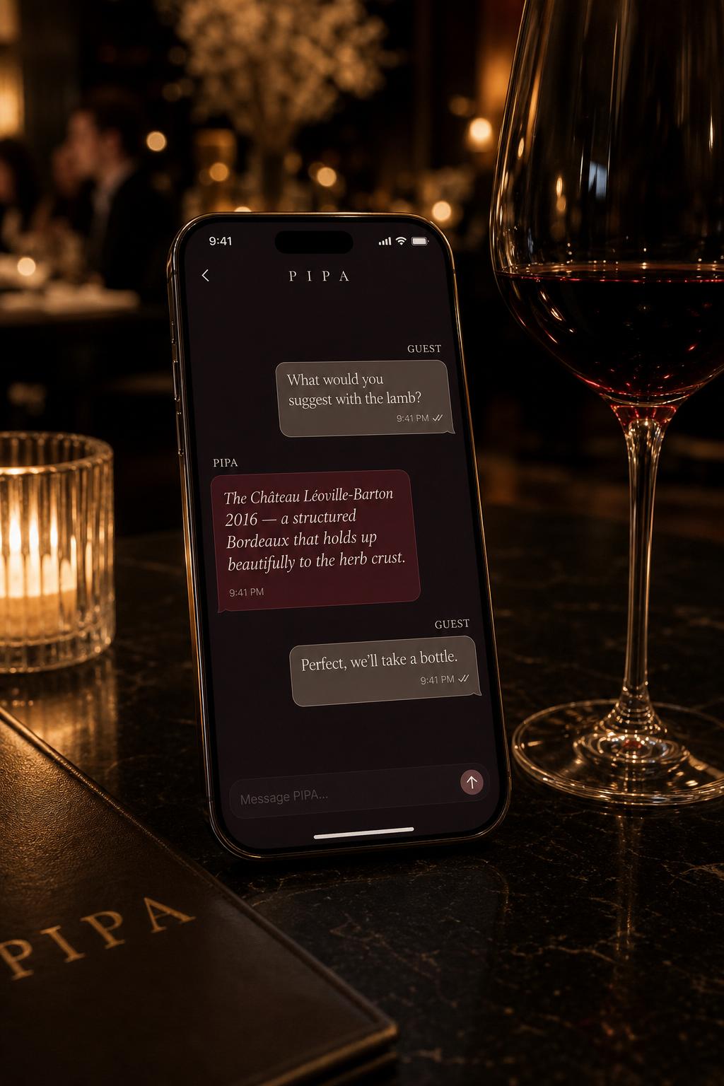 Interface de chat da PIPA num telemóvel pousado numa mesa de restaurante junto a um copo de vinho tinto